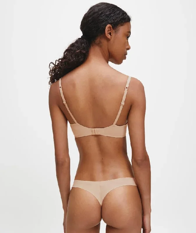 calvin-klein-invisibles-thong-light-caramel